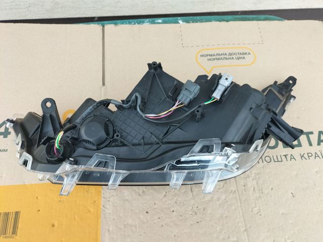 TOYOTA 8113042A01 Правая фара в наличии Днепр