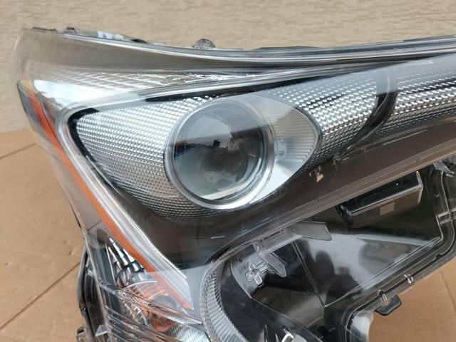 TOYOTA 8114047710 Фара правая в наличии Чернигов