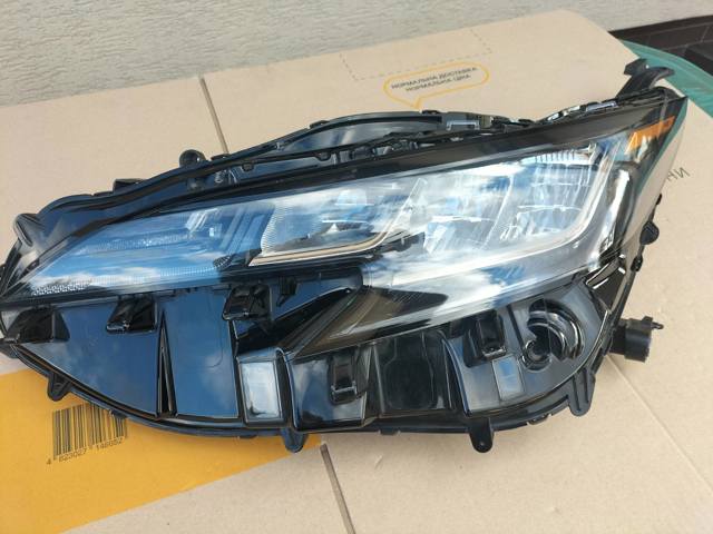 Вставка фары левой 8115008100 TOYOTA