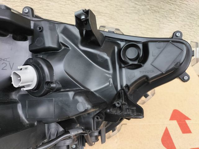 TOYOTA 811500R160 Фара левая в наличии Павлоград