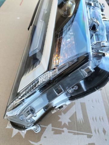 811500R440 TOYOTA Левая фара купить в Львов