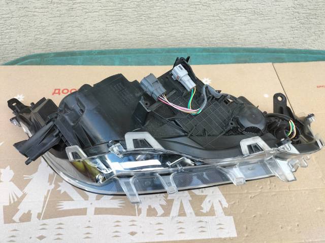 TOYOTA 8117042A00 Левая фара в наличии Тернополь