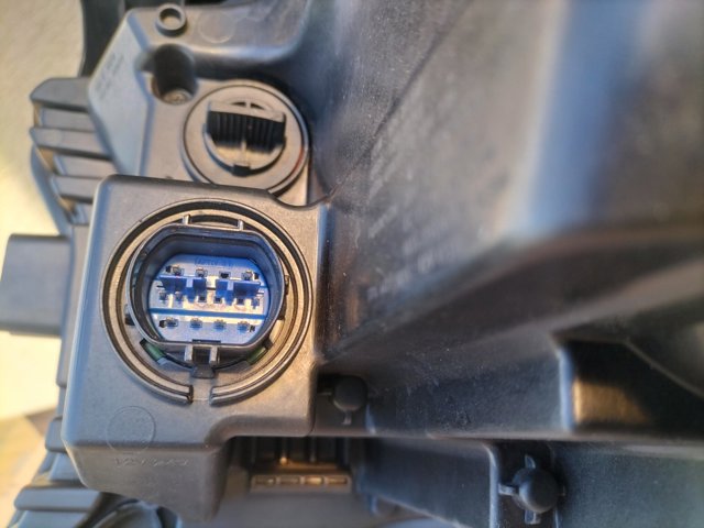 92102P4000 HYUNDAI Правая фара купить в Львов
