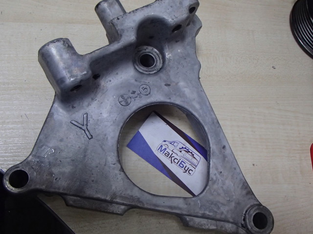 Кронштейн подушки (опоры) двигателя, правой 112318H800 NISSAN