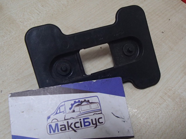 Кронштейн бампера заднего, внешний 1H0807193 VAG