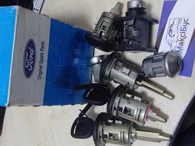 Личинки замков, комплект 4359018 FORD