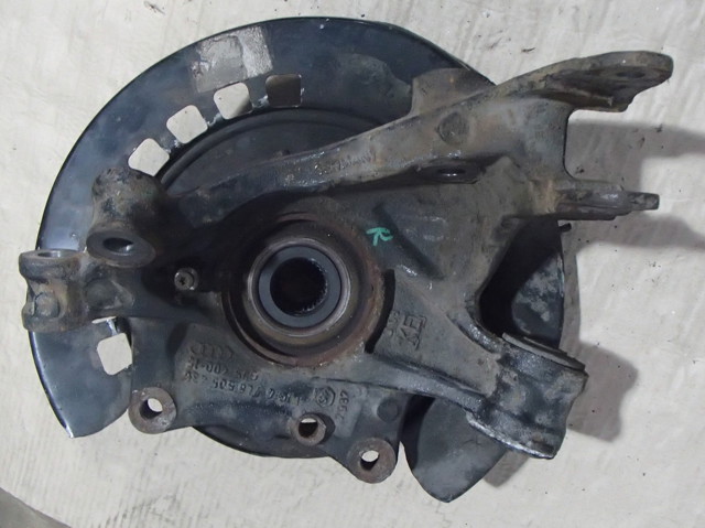 7L8505436 Цапфа задняя правая купить Украина
