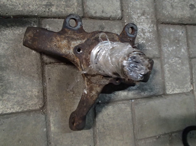 Цапфа передняя левая 94173341 OPEL