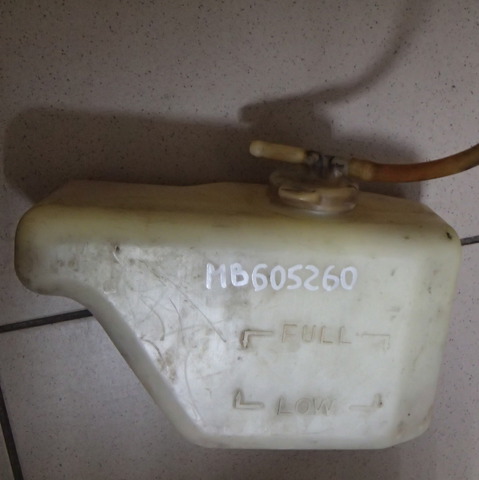  Расширительный бачок Mitsubishi Pajero 2