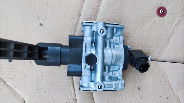Клапан регулировки уровня кузова 5820083 DAF