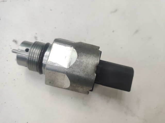 Регулятор давления в топливной рейке Skoda Octavia II A5