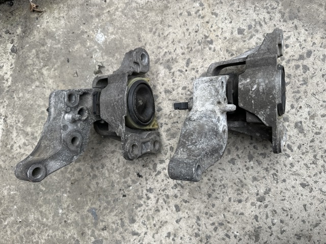 112100062R RENAULT Правая подушка двигателя купить в Черновцы