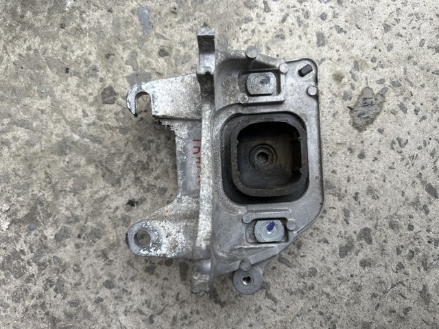 Кронштейн подушки коробки передач 112228161R RENAULT