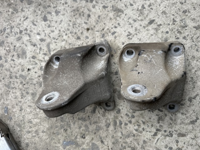 Кронштейн опоры двигателя 113320021R RENAULT