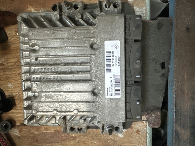 Компьютер двигателя 237101495R RENAULT
