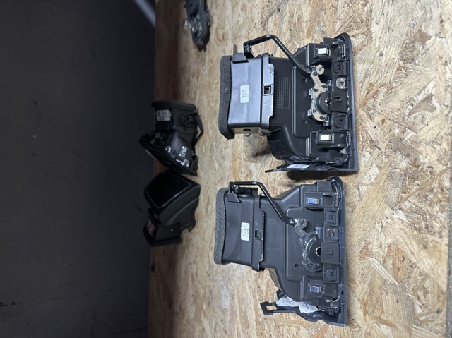 687600666R RENAULT Решетка вентиляции салона на "торпедо" правая купить в Черновцы