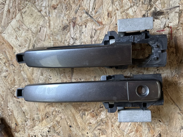 Держатель наружной ручки двери, передней правой 80610EB30B NISSAN