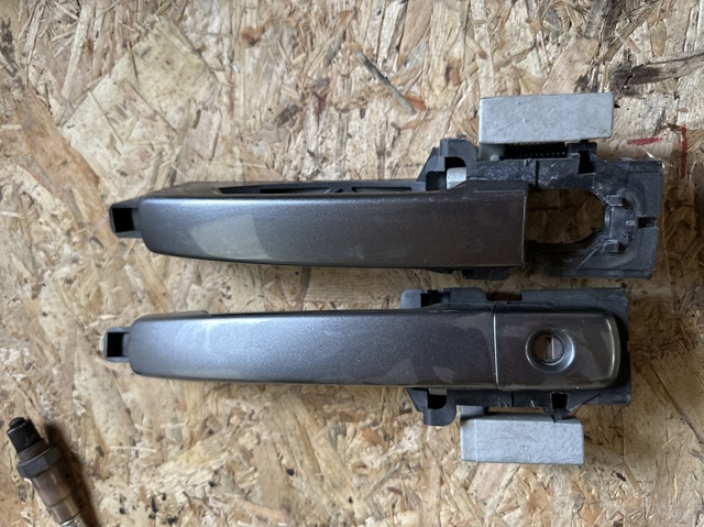 Держатель наружной ручки двери, передней левой 80611EB30B NISSAN