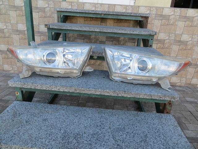 811100E110 TOYOTA Правая фара купить в Тернополь
