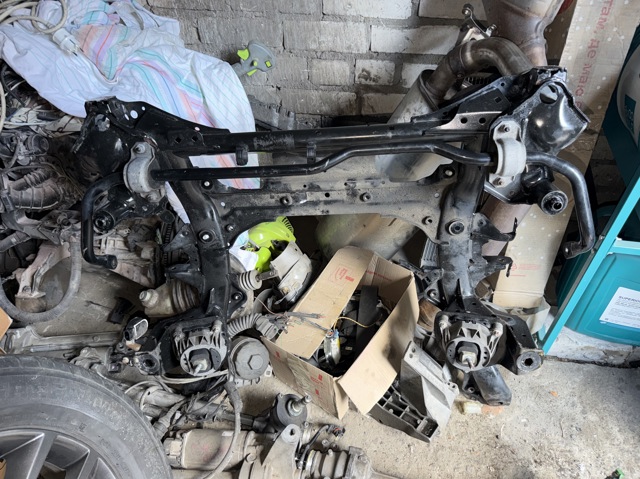Крабобалка передней подвески 31106872121 BMW