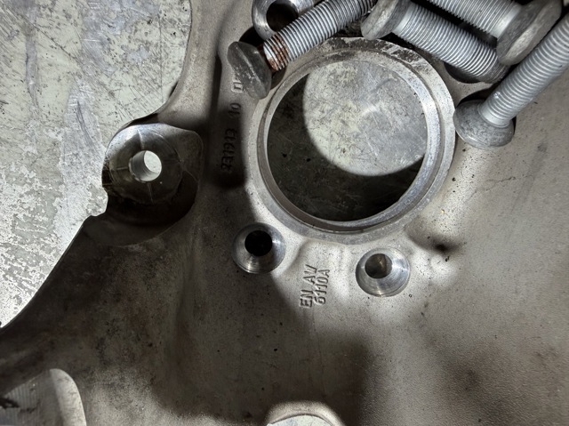 33309503996 BMW Цапфа (поворотный кулак) задний правый купить в Днепр