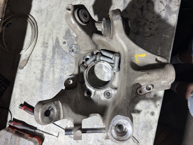 Цапфа поворотного кулака 33309503996 BMW