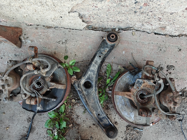 Кулак поворотный передний правый 3870A008 MITSUBISHI