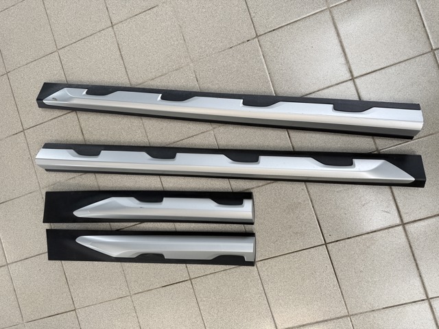 Молдинг задней правой двери, нижний 51138499212 BMW