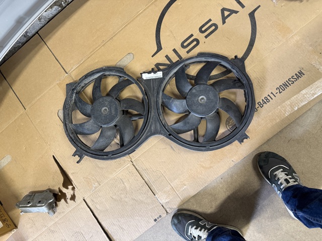 Диффузор радиатора охлаждения в сборе с мотором 214813JA0E NISSAN