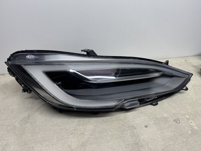 Правая блок фара 105357100G TESLA