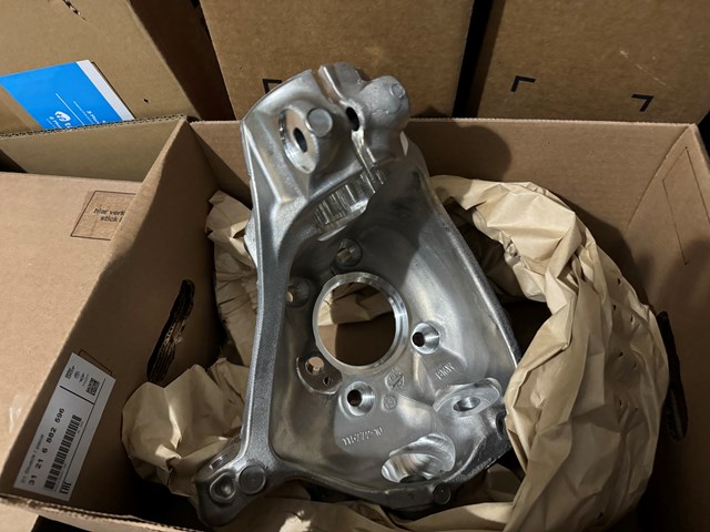31216882596 BMW Цапфа (поворотный кулак) передний правый купить в Чернигов