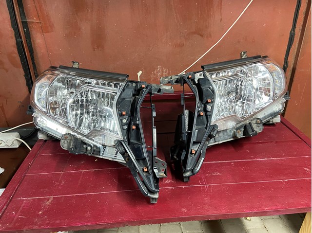 Вставка фары правой 8113060N10 TOYOTA