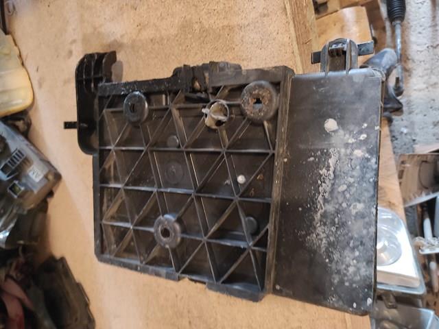 8200166032 RENAULT Полка под аккумулятор купить в Ирпень