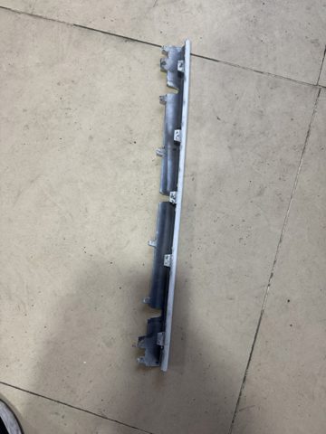 8R0807661 VAG Накладка бампера переднего центральная купить в Ужгород