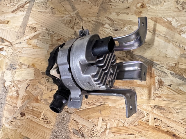 Дополнительная электро помпа 11515A30244 BMW