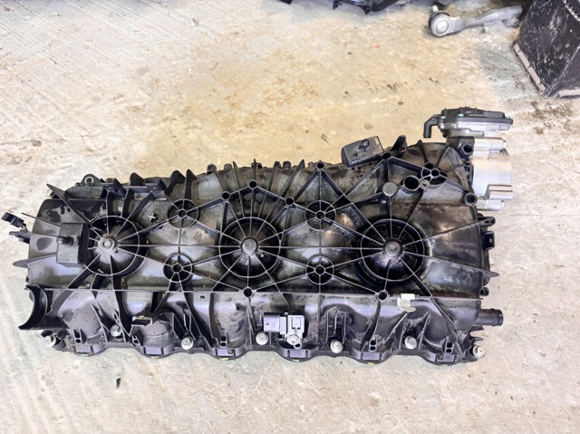Впускной коллектор 11618647977 BMW
