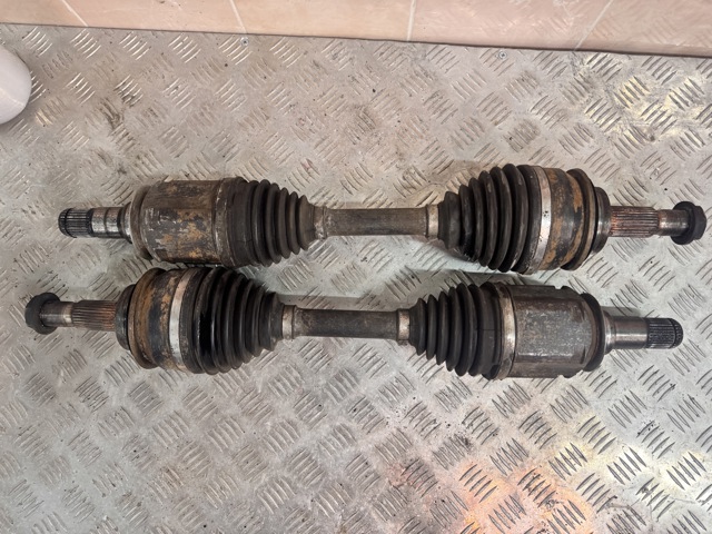 Полуось (привод) передняя 4343060082 TOYOTA