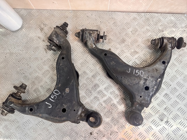 Передний нижний рычаг 4806860040 TOYOTA