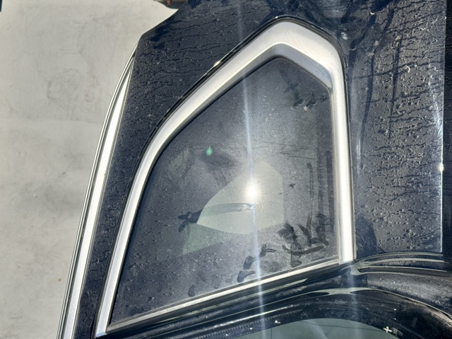 Стекло багажника, левое 51377444077 BMW