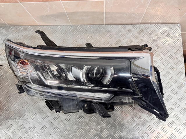 Фара передняя правая 8114560N20 TOYOTA