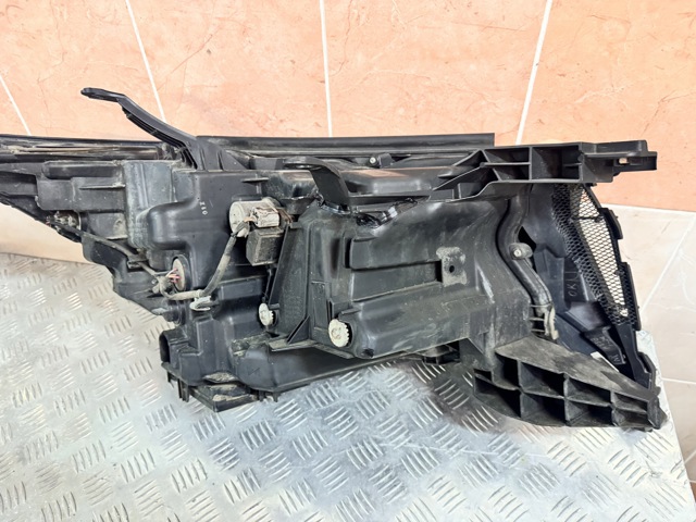 8118560N20 TOYOTA Левая фара купить в Ужгород