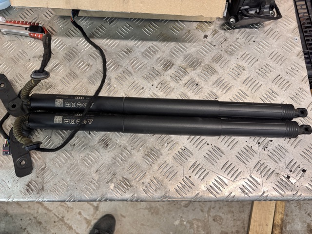 Амортизатор для багажника газовый 8W8827851C VAG