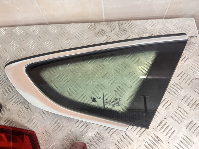 Стукло багажника, правое 8W8845298F VAG