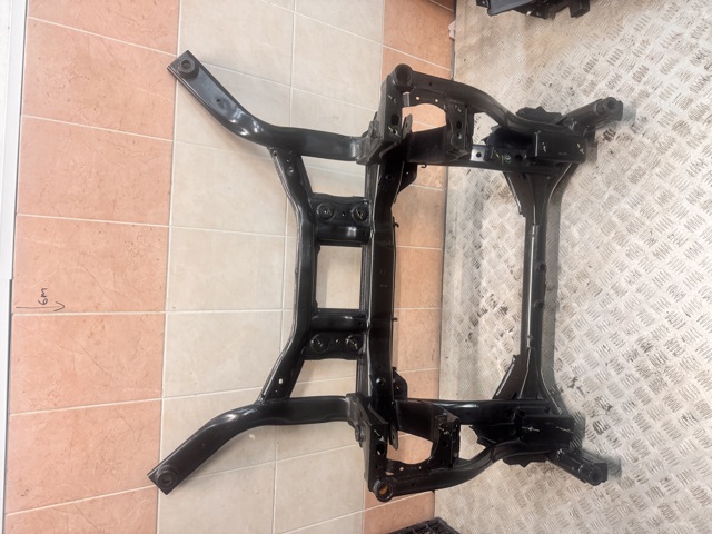 Поперечина передней подвески LR090443 LAND ROVER