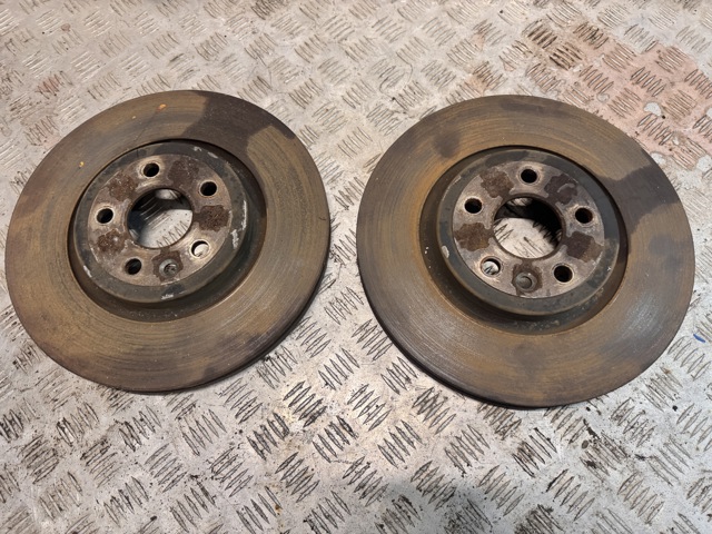 Тормоз дисковый передний LR090684 LAND ROVER