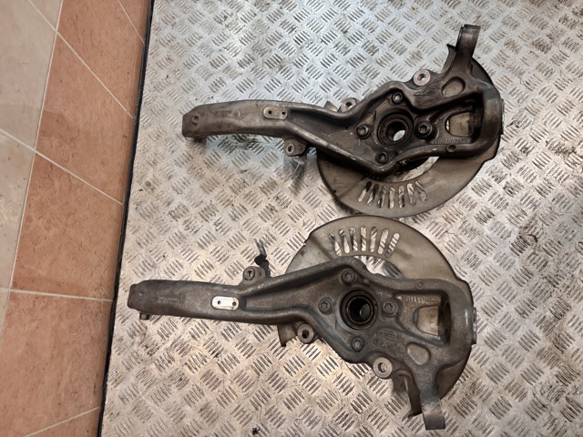 LR093818 LAND ROVER Цапфа передняя левая купить в Тернополь