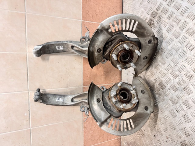 Цапфа поворотная левая LR093818 LAND ROVER