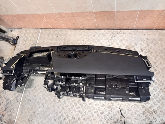 Передняя панель LR094692 LAND ROVER