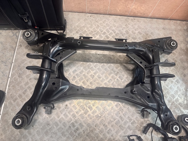 LR107816 LAND ROVER Подрамник задний купить в Львов