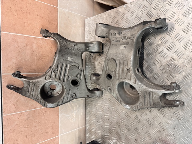 Балансир задний нижний, правый LR116284 LAND ROVER